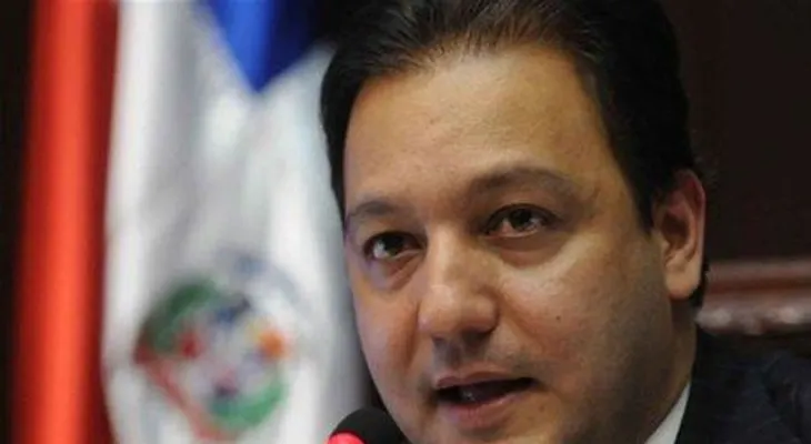 Abel Martínez pone el "barrilito" a disposición del presidente Medina 