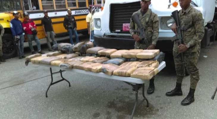 Incautan 48 paquetes de presunta marihuana de camión haitiano en tramo carretero San Juan-Azua