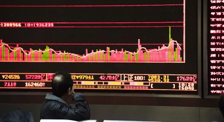Por segunda vez, China suspende actividad de la bolsa por fuertes caídas