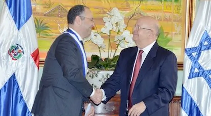 Gobierno condecora al embajador saliente de Israel