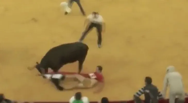 Un toro furioso deja a un espectador sin ropa interior (VIDEO)