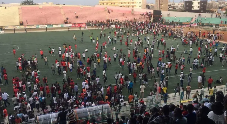 Mueren 8 personas en una estampida en estadio de fútbol 