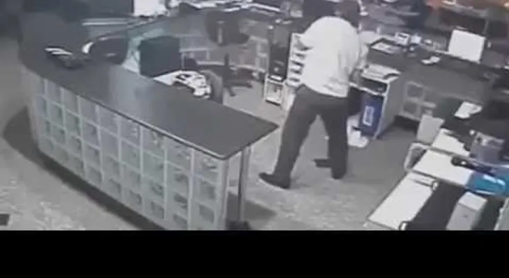 Un bebé se cae del mostrador y crea un gran susto 