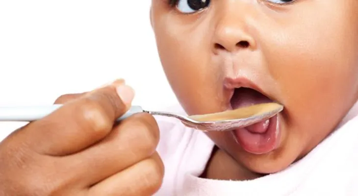 Alimentos para bebés tienen altos niveles de azúcar, dice Agencia de Salud 