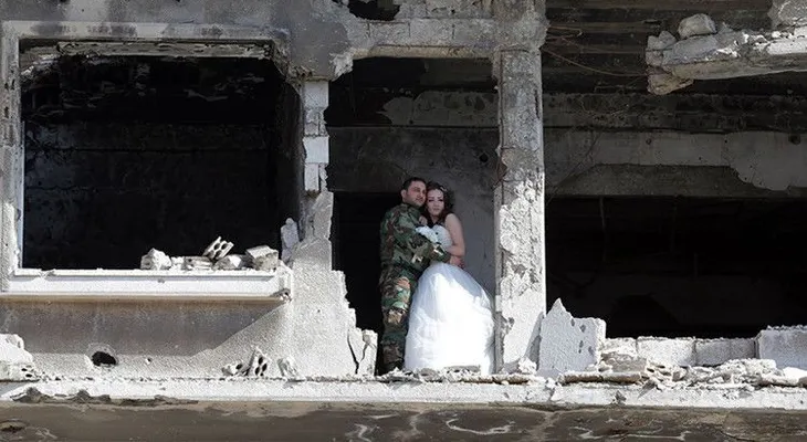 Que ni la guerra los separe: impactantes imágenes de una boda entre las ruinas en Siria