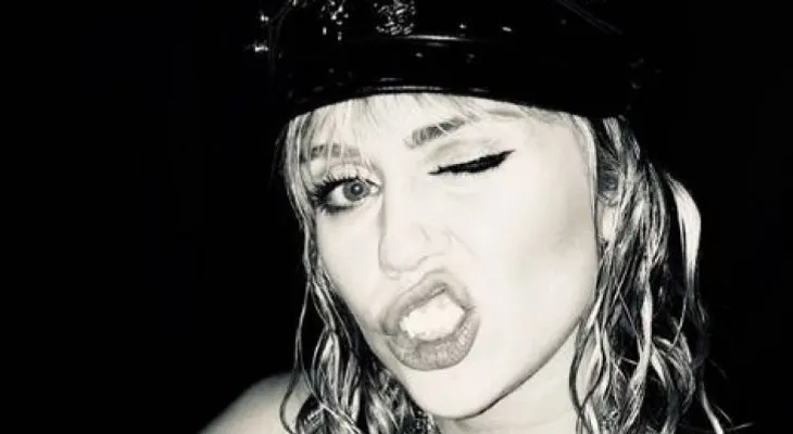  Miley Cyrus y su sensual topless del que todos hablan 