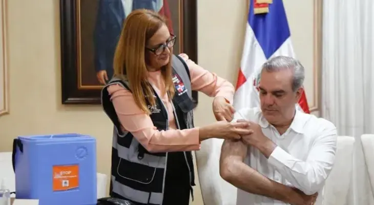 Abinader se vacuna contra COVID-19 por cuarta ocasión