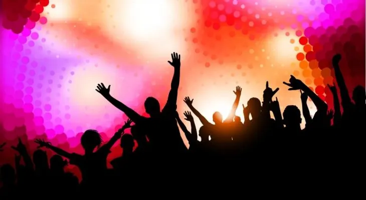 Cabeceos en conciertos pueden causar hemorragias