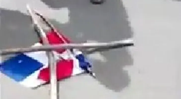 Queman bandera dominicana y colocan la haitiana en Batey de El Seybo