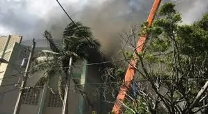 Incendio consume instalaciones Palacio de los Deportes de Puerto Plata
