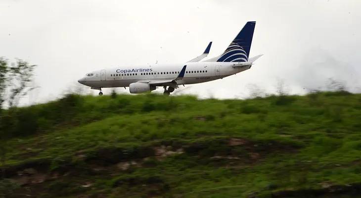 Adolescente salta de un avión de Copa hacia la pista de rodaje en San Francisco