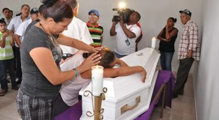 Encuentran joven en un charco de sangre; apresaron a su esposo