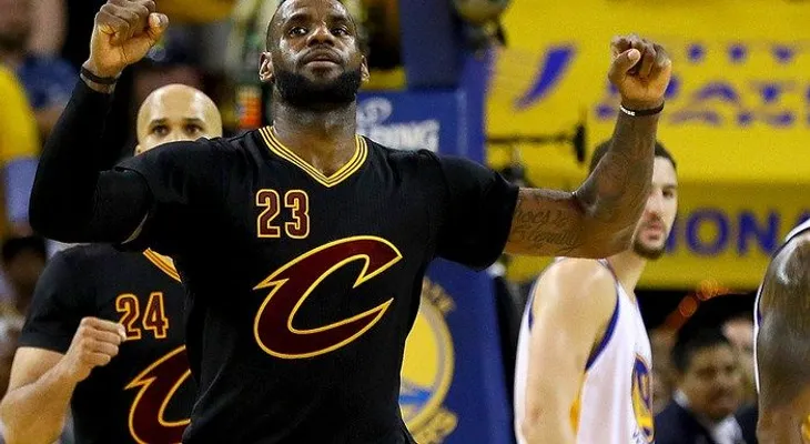 James acuerda con Cavaliers contrato por 3 años y 100 millones de dólares