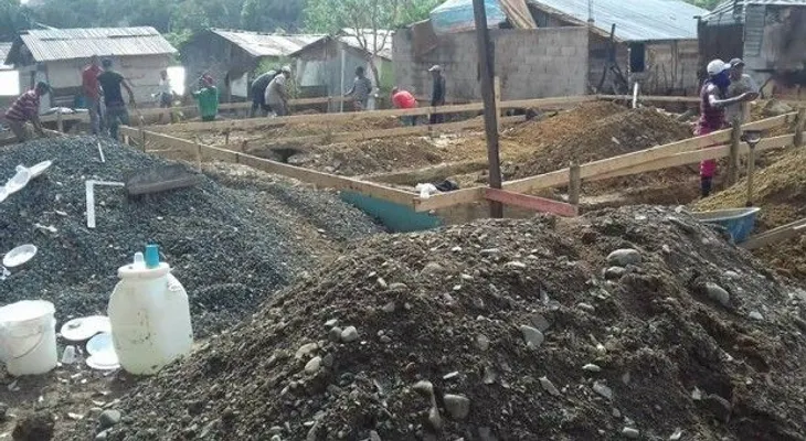 Alcaldía Pedro Brand inicia construcción 5 viviendas que se incendiaron