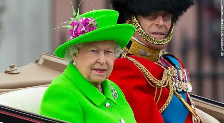 La reina Isabel tampoco asiste a la misa de Año Nuevo por un "fuerte resfriado"