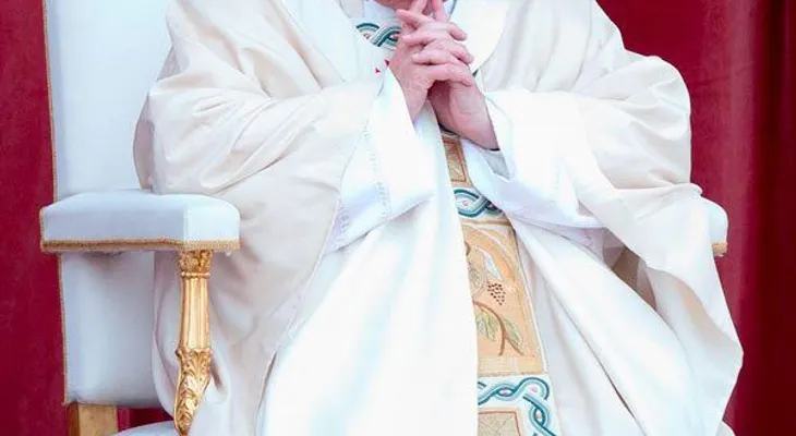 En Corpus Christi, el Papa critica la trivialidad que "esclaviza" a las personas
