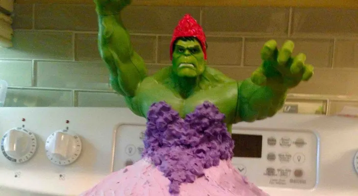 Un pastel de Hulk como princesa causa revuelo en internet