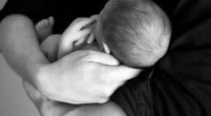 ¡Lanzar un niño pequeño al aire, podrías causarle daños irreversibles !