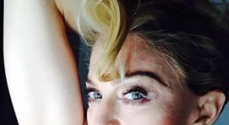 Madonna con su axila sin depilarse