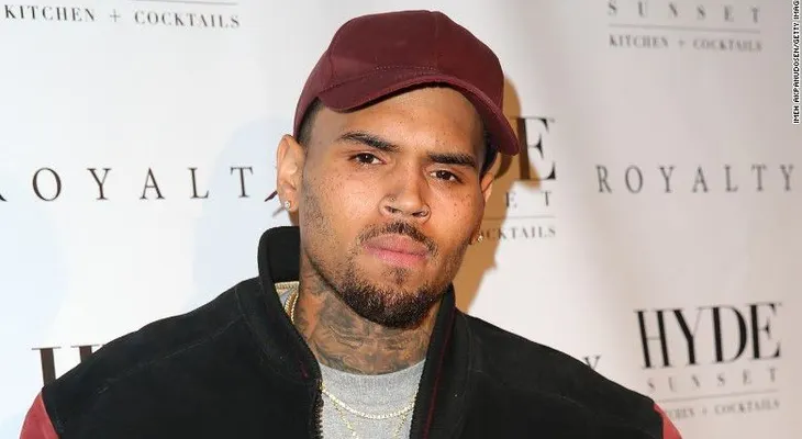 Policía rodea casa de Chris Brown tras llamada de mujer pidiendo ayuda