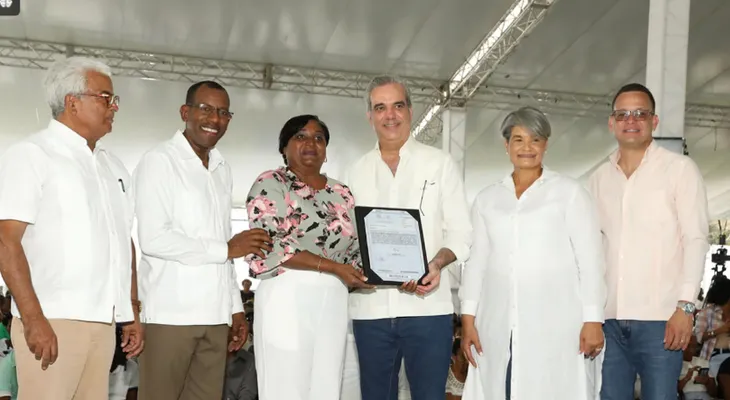 Abinader entrega 1,700 títulos de propiedad en Quisqueya, SPM