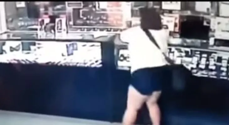 Uno de los robos más extraños: Mujer armada con una piedra