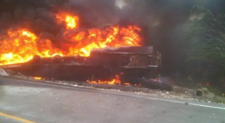 Mueren tres calcinados en fuego de camión-tanquero.