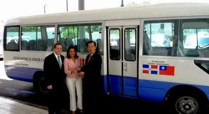 Embajada de Taiwán entrega autobús al Sistema 911