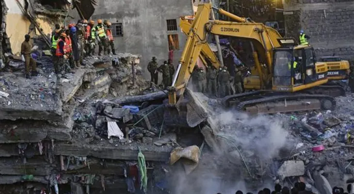  Rescatan a un bebé tras 80 horas bajo los escombros en Nairobi