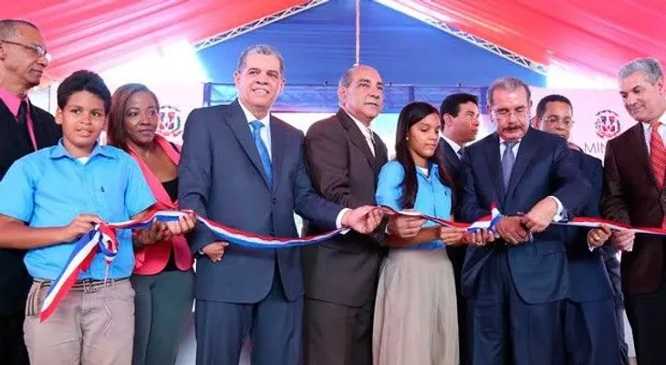 Medina entrega tres centros educativos