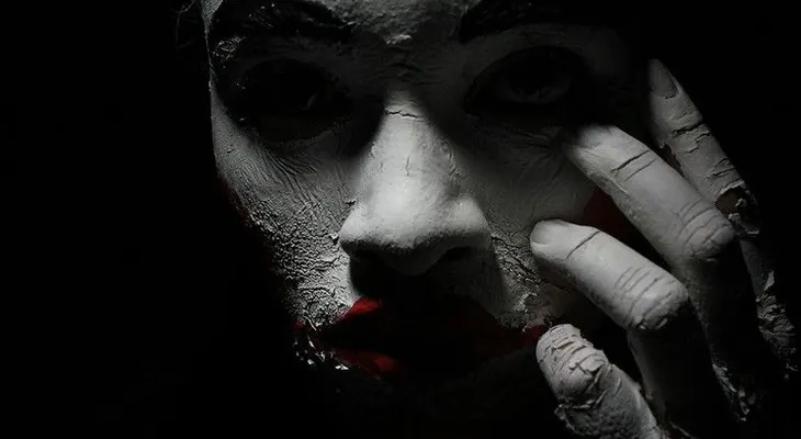 Detienen a una niña acusada de pedirle a un payaso que mate a su maestro
