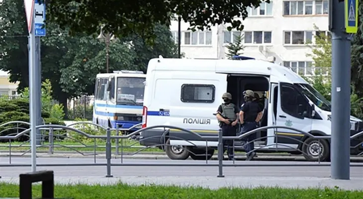 Un hombre con explosivos secuestra en Ucrania autobús con unas 20 personas