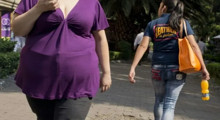 Masticar chicle al caminar combatiría el sobrepeso
