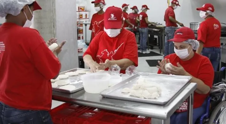 Gobierno integra comisión para consensuar con Venezuela, venta de pollos y huevos