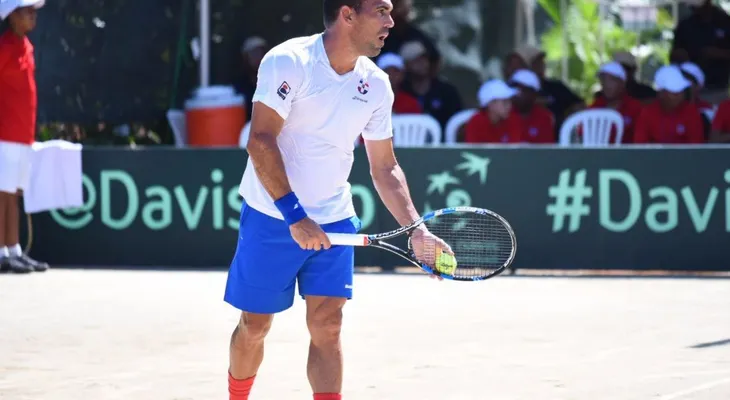 Víctor Estrella gana partido en la Copa Davis