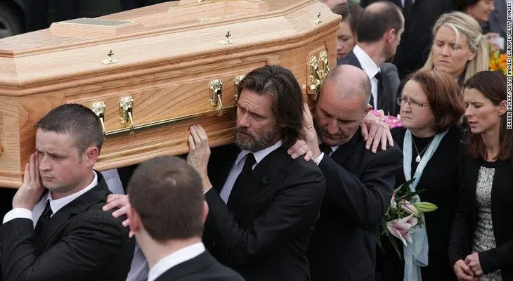 Jim Carrey carga el ataúd de su exnovia Cathriona White durante el funeral de la estilista