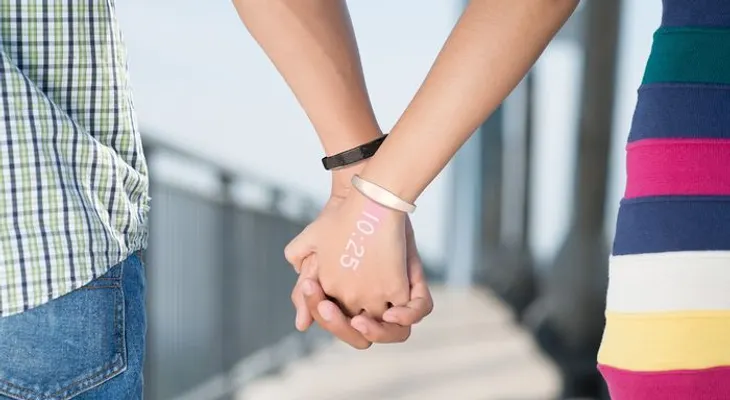 Video: Un reloj inteligente proyecta las notificaciones en la piel