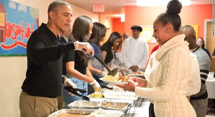 ¿Te conmovió esta imagen de Obama tras el huracán Harvey? Mírala bien