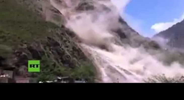 Graban deslizamiento de tierra causado por nuevo terremoto de Nepal (Video)