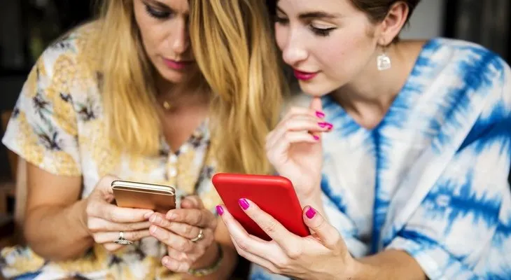 Los celulares tienen bacterias que pueden causar enfermedades; recomiendan limpiarlo con alcohol