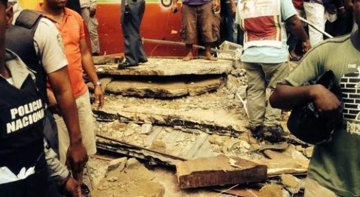 Pared aplasta empleado de centro comercial en Villa Mella