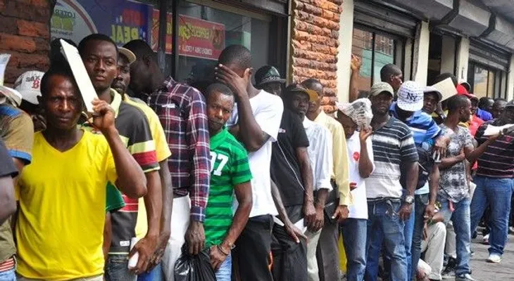Entrega de carnés a extranjeros causa caos