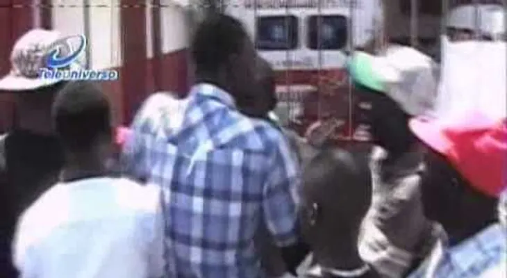 Haitianos le entran a golpes a compatriota por venta de tique falso (Video)