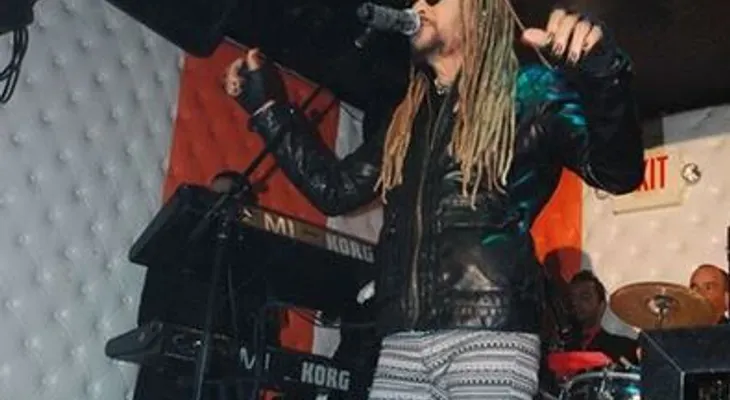 Toño Rosario con su Palito de Coco y su vestuario Galáctico conquista el Bronx.