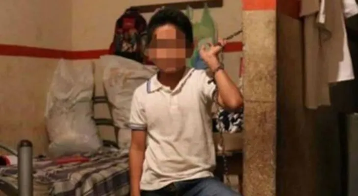Padres encerraban y encadenaban a sus hijos en su casa antes de salir a trabajar