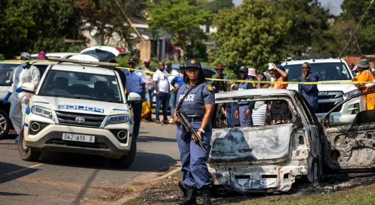 Tiroteo en taberna de Sudáfrica deja 17 muertos y 15 heridos; policía busca a ocho atacantes