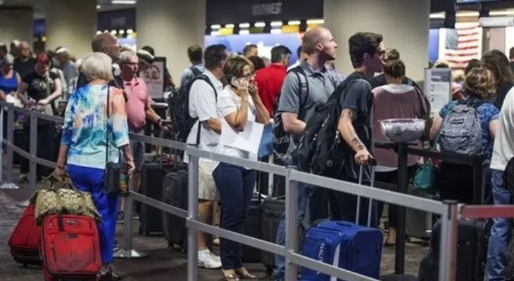 American Airlines y United Airlines cobrarán por equipajes de manos a viajeros