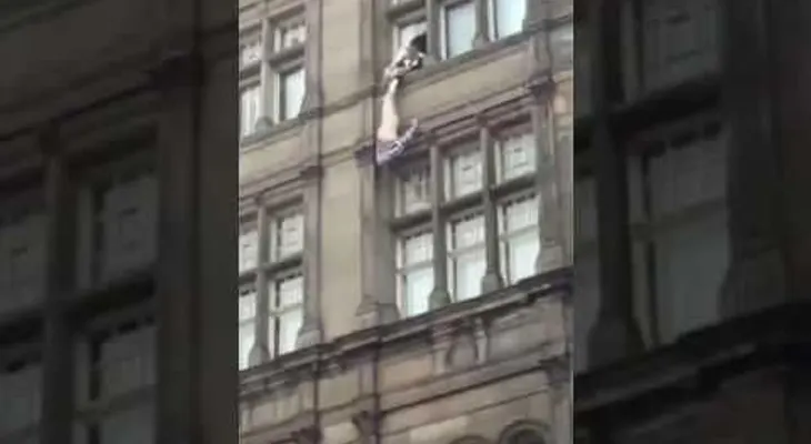 ADVERTENCIA: IMAGENES PODRÍAN SER FUERTES: Policía sujeta a un suicida semidesnudo, pero este se suelta y murió