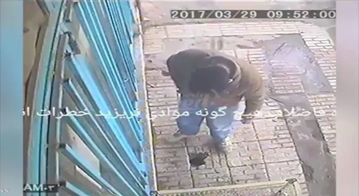 Arrojó un cigarrillo en un agujero en la calle y ocurrió algo terrible