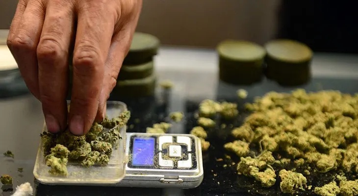 La FDA de EE.UU aprueba el primer medicamento a base de cannabis